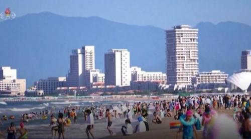 Imagini rare din Coreea de Nord, cu plaje pline de oameni fericiți și copii care se joacă în mare. Presa de stat le a făcut publice