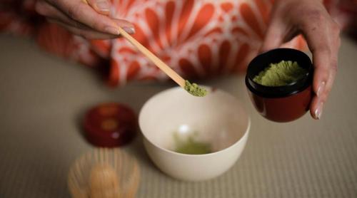Matcha și căderea părului: poate această super băutură verde să influențeze cu adevărat sănătatea părului?