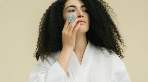 Terapia cu frig: metoda care ar putea reduce umflăturile, roșeața și aspectul obosit al pielii
