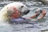 Prietenie extremă între un bărbat şi un urs polar. Vezi fotografii incredibile! 355815