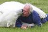 Prietenie extremă între un bărbat şi un urs polar. Vezi fotografii incredibile! 355818