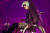 Lady Gaga a revoltat asociaţiile pentru persoane cu handicap, apărând pe scenă într-un scaun cu rotile (Video) 594194