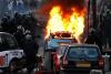 Noi violenţe de stradă în Londra. Gloata violentă a incendiat maşini şi a jefuit magazine (VIDEO) 973049