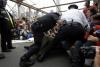 Protestele din New York se amplifică. Poliţiştii au arestat sute de manifestanţi care au blocat podul Brooklyn 1807691
