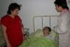 O mamă se stinge pe-un pat de spital, iar agresorul ei e liber şi stă la hotel 13984063
