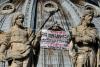 Un bărbat protestează pe Basilica Sf. Petru din Vatican: Destulă Europă. Destule multinaţionale 18274301