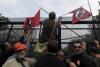 Violenţe la Atena, în timpul vizitei cancelarului german, Angela Merkel. Protestatarii greci: "Nu Celui de-al Patrulea Reich!" - LIVE video 18274983