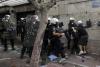 Violenţe la Atena, în timpul vizitei cancelarului german, Angela Merkel. Protestatarii greci: "Nu Celui de-al Patrulea Reich!" - LIVE video 18274984