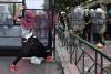Violenţe la Atena, în timpul vizitei cancelarului german, Angela Merkel. Protestatarii greci: "Nu Celui de-al Patrulea Reich!" - LIVE video 18274985