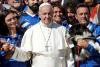 Papa Francisc, fotografiat lângă un căţel zâmbitor. Imaginea a devenit virală 18552001
