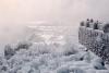Imagini spectaculoase - Cascada Niagara a transformat împrejurimile într-un regat de gheața 18599659