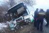 Accident mortal în Caransebeş. Un autobuz plin cu muncitori a fost spulberat de o maşină. A fost activat planul roşu de intervenţie 18646722