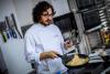 Chef Florin Dumitrescu, curs de gătit alături de câștigătorul aplicației Chefi la cuțite 18654166