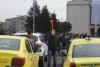 GALERIE FOTO Protest URIAȘ al transportatorilor. Taxiuri, autocare, microbuze şi autobuze blochează Piața Victoriei 18657757