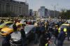 GALERIE FOTO Protest URIAȘ al transportatorilor. Taxiuri, autocare, microbuze şi autobuze blochează Piața Victoriei 18657759