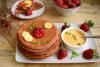 Pancakes cu banane și căpșuni, servite cu cremă de caramel 18661733