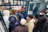 Zeci de oameni au îndurat frigul ca să cumpere suplimentul alimentar pentru imunitate lansat astăzi pe piață de Institutul Cantacuzino 18730513