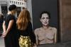 O pictură murală cu Angelina Jolie cu cicatrici de mastectomie, realizată la Milano 18806918