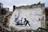 Artă stradală semnată de Banksy, pe o clădire bombardată din Ucraina 18808942