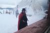 Turist străin costumat în Dracula, prin zăpadă, spre Vârful Omu. Palinca nu l-a ajutat să găsească drumul 18812264
