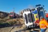 Accident feroviar în Dâmbovița: Un tren de călători a lovit mașina de gunoi 18815004