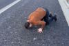Teribilism pe Autostrada A1: Magicianul Robert Tudor s-a filmat alergând și sărutând asfaltul pe banda de urgență. Clipul a devenit viral  18815826
