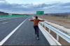 Teribilism pe Autostrada A1: Magicianul Robert Tudor s-a filmat alergând și sărutând asfaltul pe banda de urgență. Clipul a devenit viral  18815827