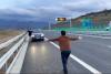 Teribilism pe Autostrada A1: Magicianul Robert Tudor s-a filmat alergând și sărutând asfaltul pe banda de urgență. Clipul a devenit viral  18815829