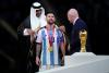 Lionel Messi, pus de emir să poarte bisht-ul tradițional arab în timp ce a ridicat Cupa Mondială 18815944