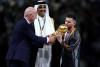 Lionel Messi, pus de emir să poarte bisht-ul tradițional arab în timp ce a ridicat Cupa Mondială 18815945