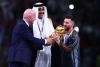 Lionel Messi, pus de emir să poarte bisht-ul tradițional arab în timp ce a ridicat Cupa Mondială 18815947