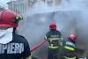 Intervenție dificilă a pompierilor din Tulcea. Incendiu la un garaj cu posibilitatea de propagare la două locuințe 18817057