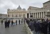 Cozi la Vatican: 65.000 de oameni au trecut pe la sicriul fostului papă Benedict al XVI-lea  18818237