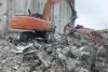Accident la demolarea unei foste fabrici din Fundulea. Un bărbat a rămas blocat în cabina unui excavator 18818612