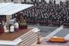Funeraliile papei emerit Benedict al XVI-lea s-au încheiat. La slujba de înmormântare au fost prezenți circa 200.000 de credincioși 18818730