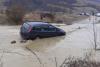 Trei persoane salvate dintr-o mașină blocată în râul Someș 18826212
