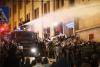 UPDATE: Poliția folosește tunuri de apă și gaze lacrimogene pentru a dispersa protestatarii din Georgia  18828989