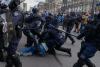 Violențe între polițiști și protestari în Franța 18831571
