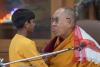 Dalai Lama, implicat într-un scandal îngrozitor. Își cere scuze după ce a fost filmat când sărută pe gură un băiat  18833867