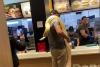 Apariție incredibilă într-un fast-food din România. Un bărbat a intrat cu un piton uriaș la gât 18836505