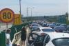Imagini INCREDIBILE. Ce fac românii blocați în trafic pe Autostrada Soarelui 18843194
