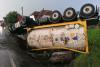 Un camion care transporta lipici s-a răsturnat în județul Mureș 18848821
