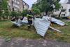 Oradea, devastată de furtună: Acoperișul Bibliotecii Universității a fost distrus, copacii au fost smulși din rădăcini, iar 16 mașini parcate în Aeroport au fost făcute praf 18851613