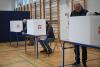 Alegeri sub amenințarea bombelor: Alerte în trei secții de votare din Varșovia 18864472