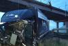 Un tir a căzut de pe un pod din Brăila! Camionul a aterizat pe calea ferată și a blocat trenurile 18864940