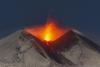Erupția vulcanului Etna. Lava fierbinte curge pe versanții muntelui 18873004