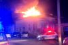 A luat foc un cunoscut restaurant din Pitești. Flăcările au cuprins acoperișul clădirii. Clienții sunt evacuați de pompieri 18882986