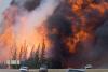 Un incendiu uriaș de vegetație amenință un oraș canadian unde se produc nisipuri bituminoase. Mii de oameni au fugit din fața flăcărilor 18898471