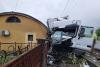 Un camion scăpat de sub control a distrus o mașină parcată și gardul unei case 18965014