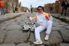 Jackie Chan a purtat flacăra olimpică prin ruinele orașului Pompeii 18986971